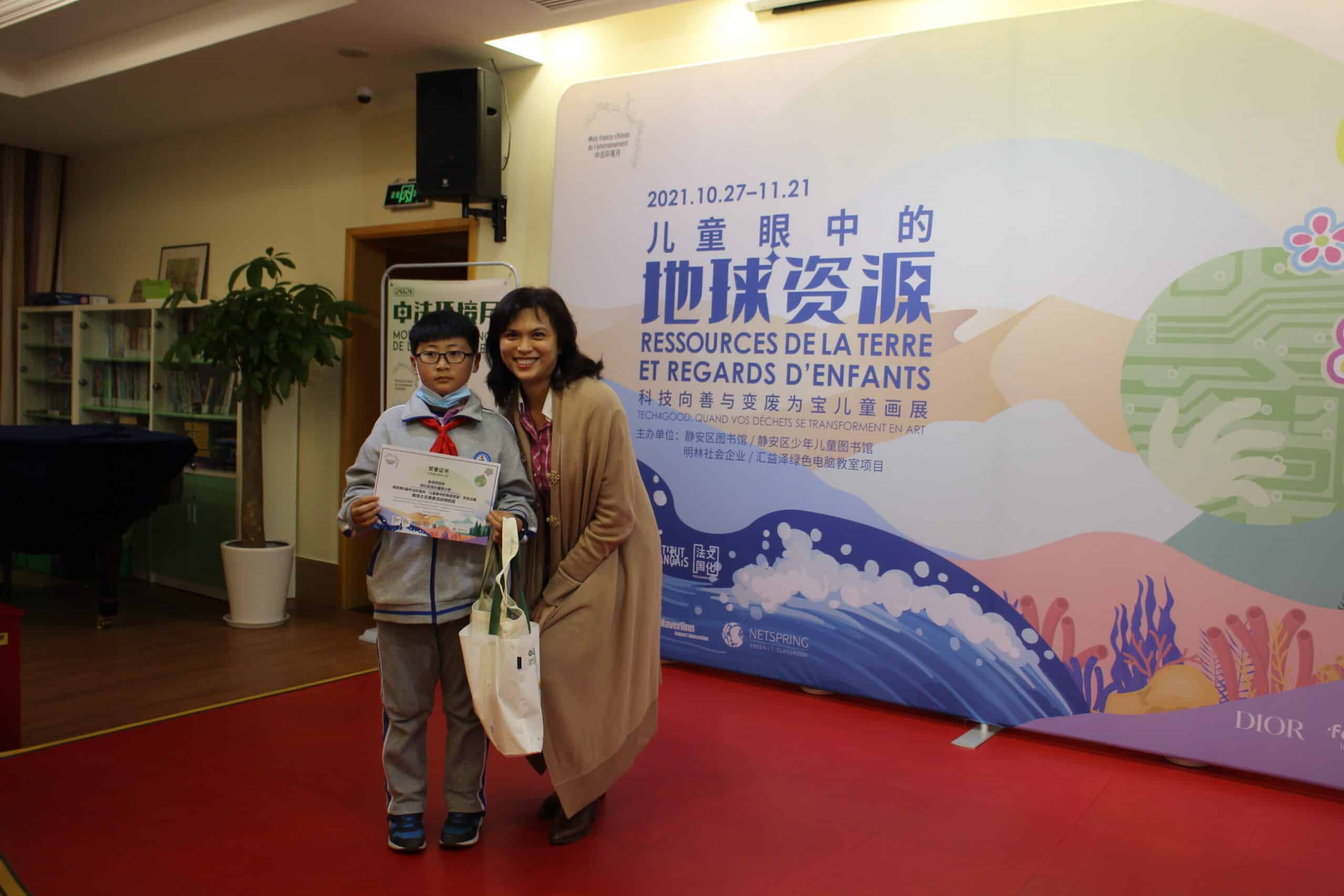 Minny presents the VTS Volunteering Special Award to Wu Haoran. Photo courtesy of Netspring